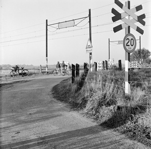 856351 Gezicht op de onbewaakte spoorwegovergang in de Weg in de Maten bij Soestdijk (gemeente Soest, lijn Baarn-Amersfoort).